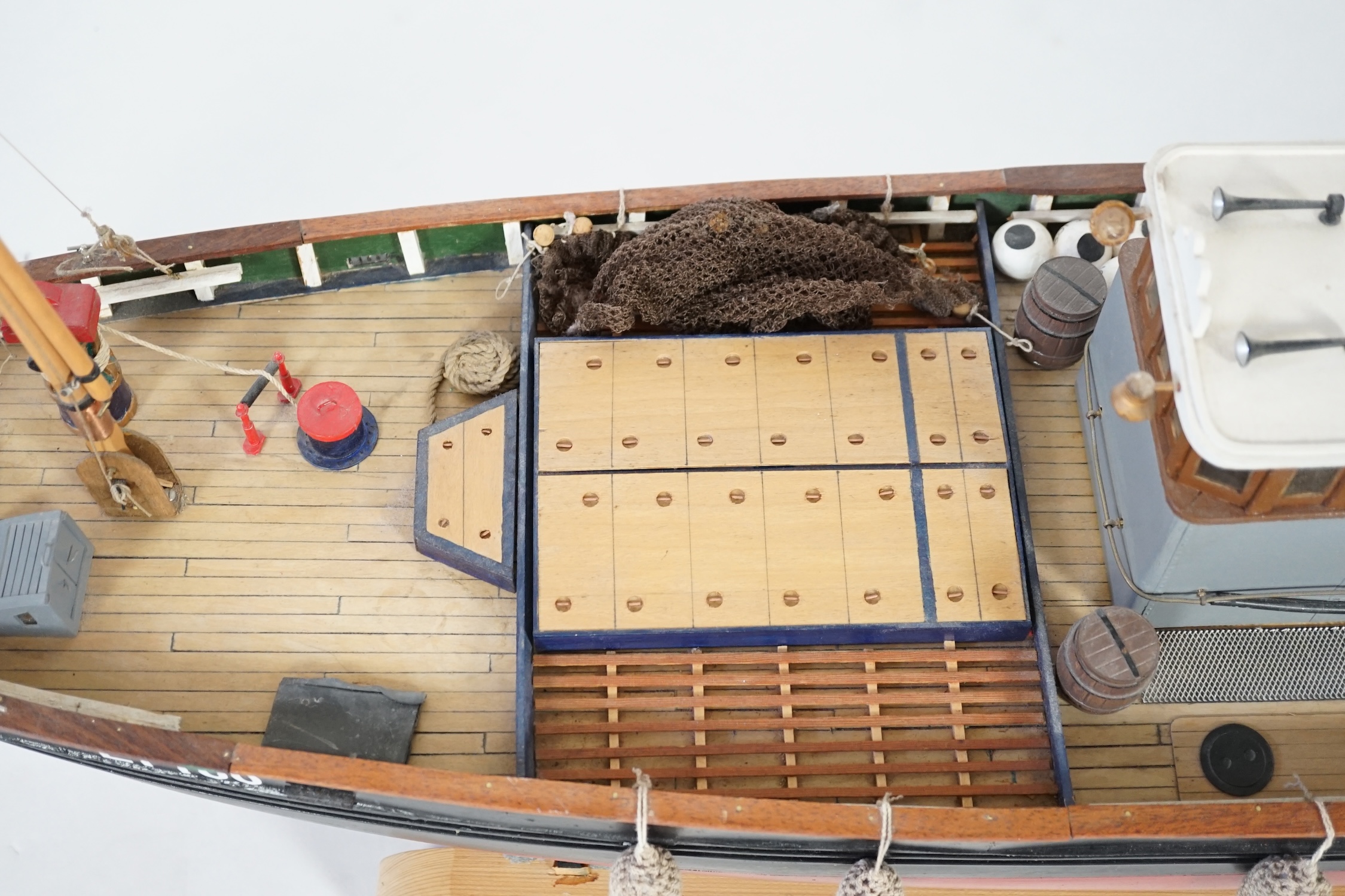 A kit-built Maxwell Hemmens pond yacht style model of a herring drifter, LT100, 120cm long